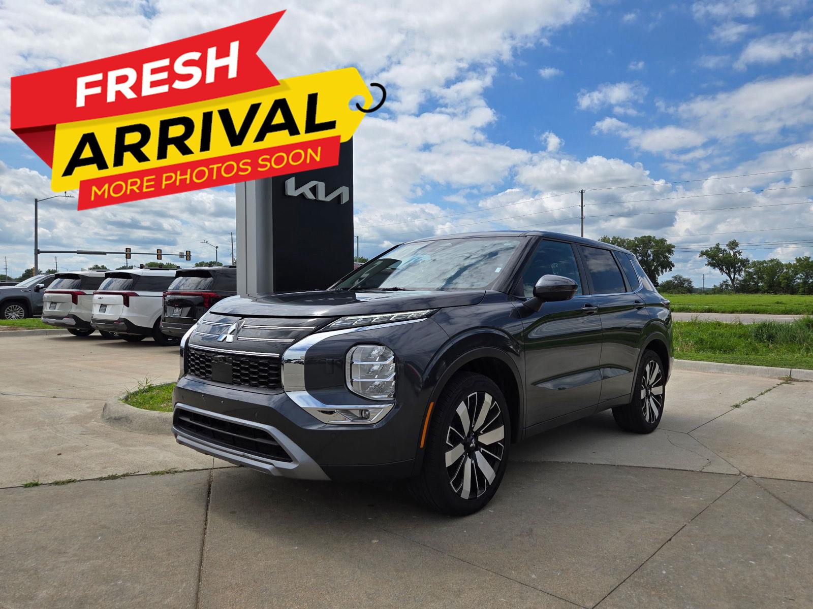 Graphite Gray 2025 Mitsubishi Outlander SUV / Crossover Front-Wheel Drive Continuously Variable Transmission