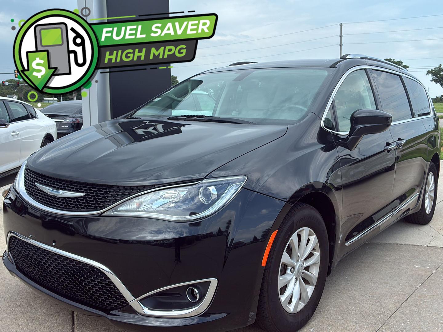 Brilliant Black Crystal Pearlcoat 2018 Chrysler Pacifica Minivan Front-Wheel Drive 9-Speed Automatic