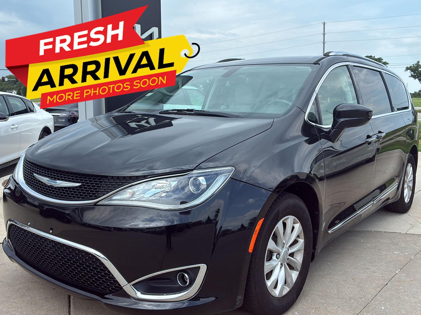 Brilliant Black Crystal Pearlcoat 2018 Chrysler Pacifica Minivan Front-Wheel Drive 9-Speed Automatic