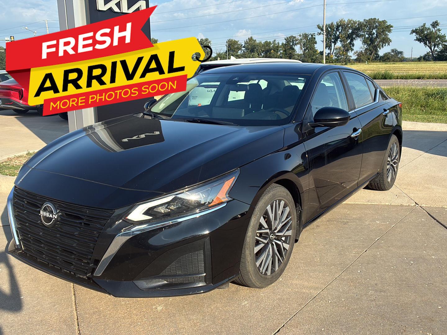 Super Black 2023 Nissan Altima Sedan Front-Wheel Drive Continuously Variable Transmission