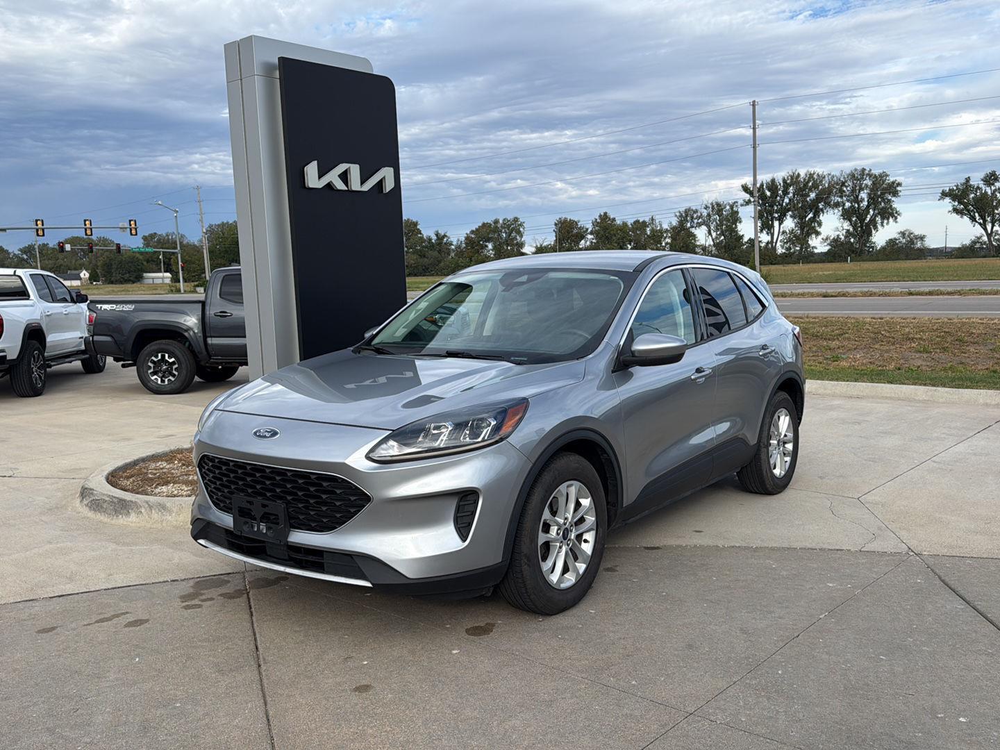 Iconic Silver Metallic 2021 Ford Escape SUV / Crossover Front-Wheel Drive 8-Speed Automatic