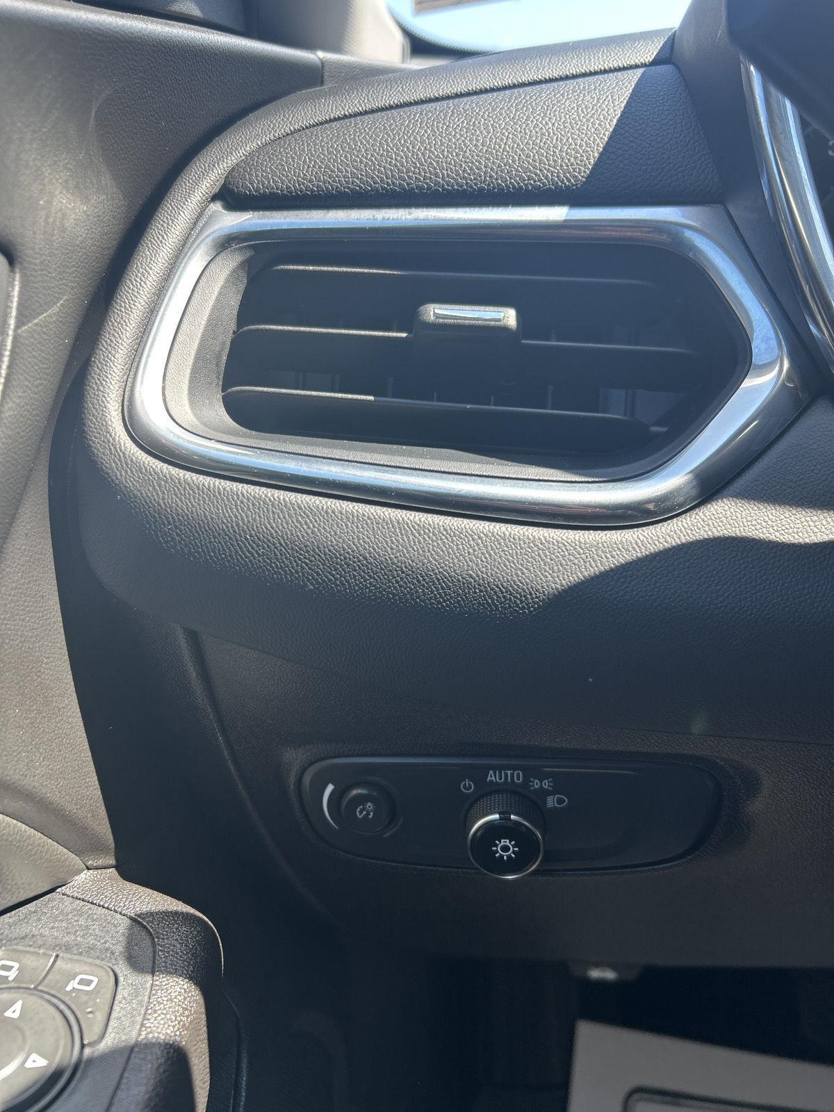 2018 Chevrolet Equinox LT photo 10