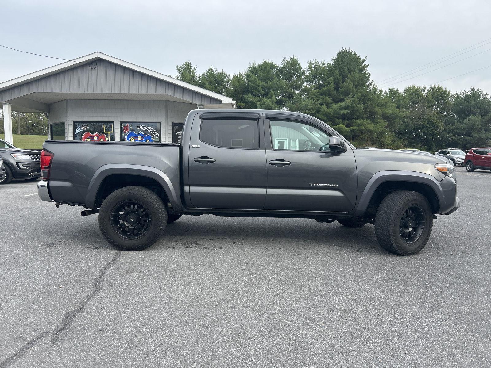 2018 Toyota Tacoma SR5 photo 2