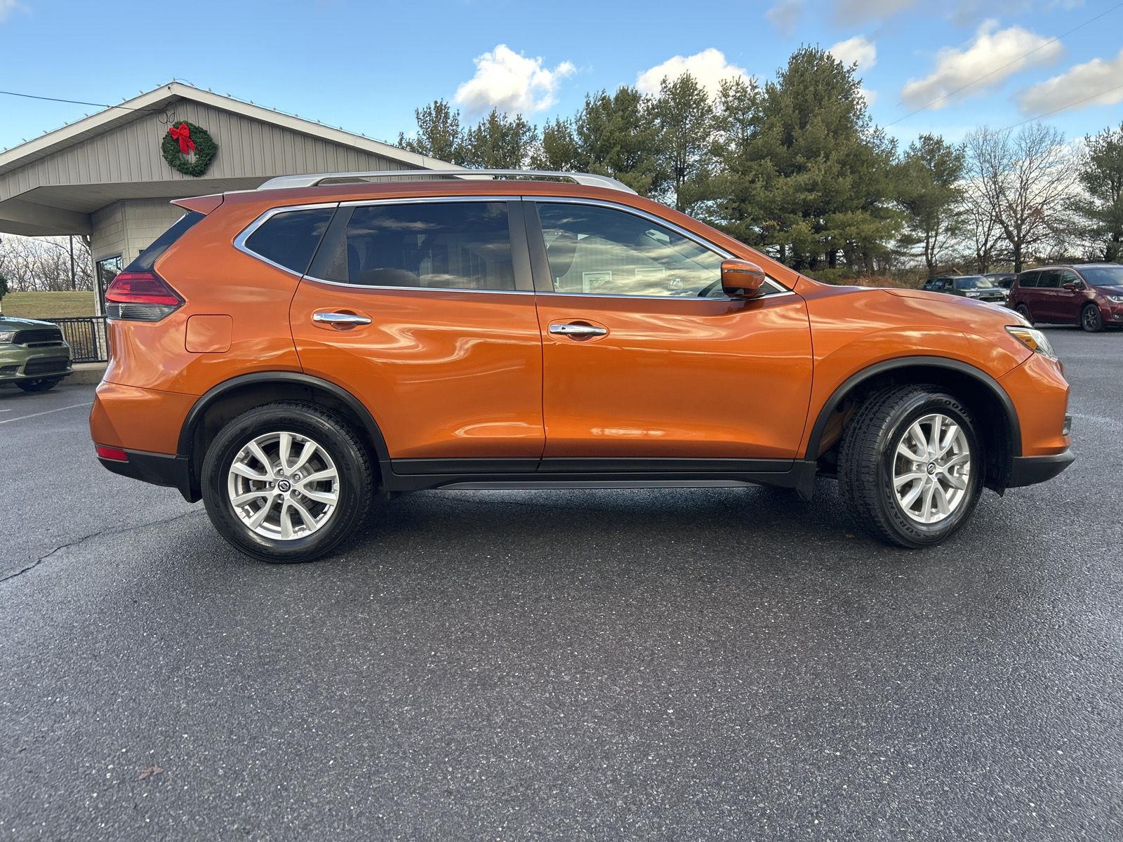 2017 Nissan Rogue SV's photo