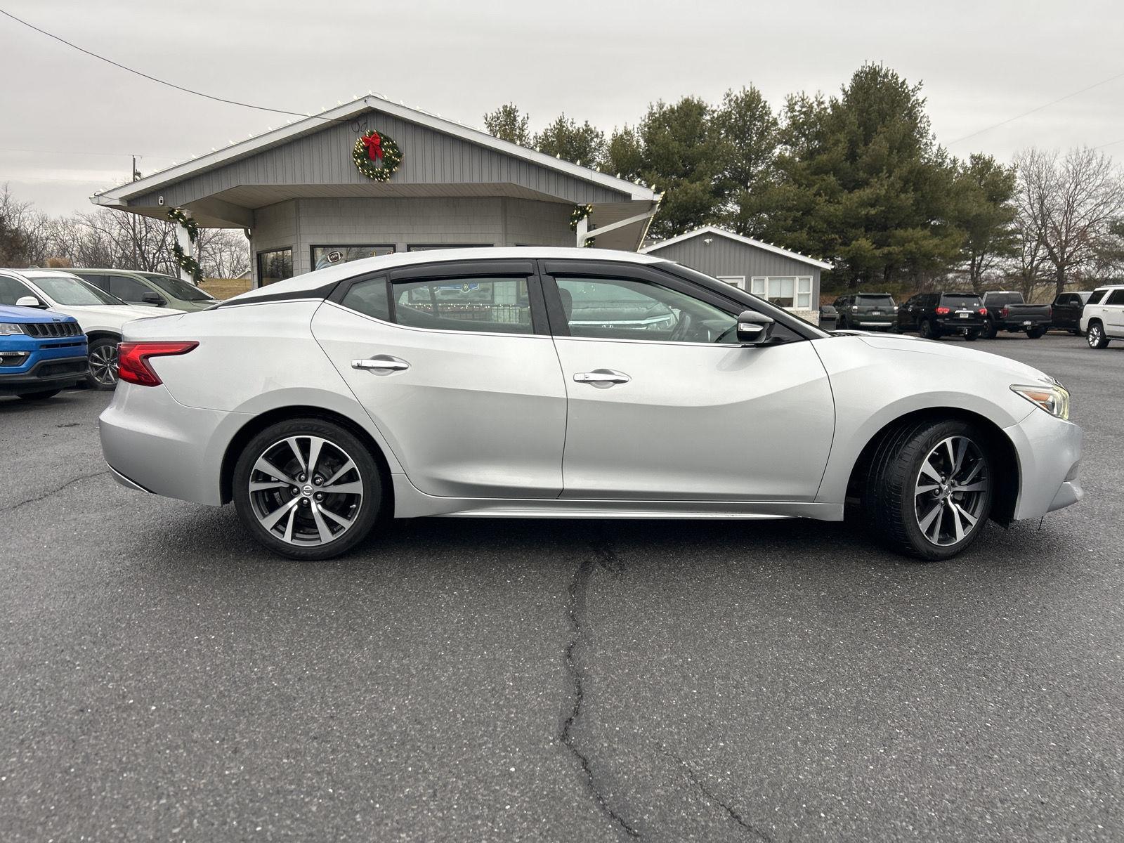 2017 Nissan Maxima SV's photo