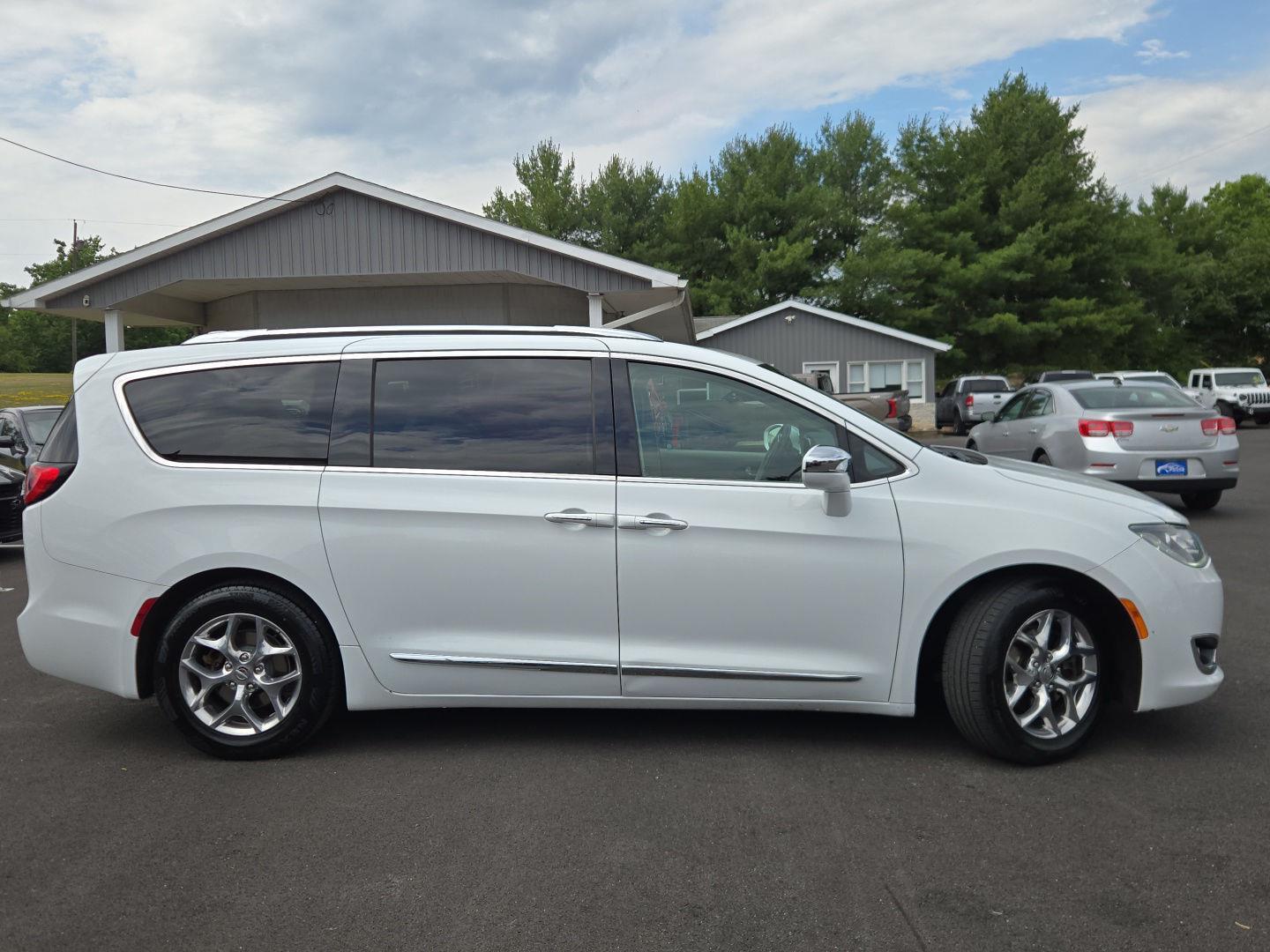 2019 Chrysler Pacifica Limited's photo