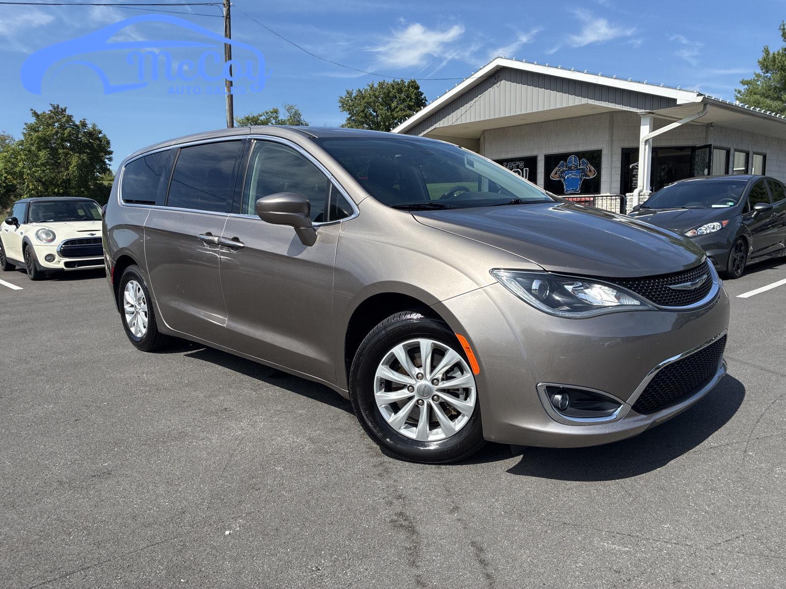 Molten Silver 2018 Chrysler Pacifica Minivan Front-Wheel Drive 9-Speed Automatic