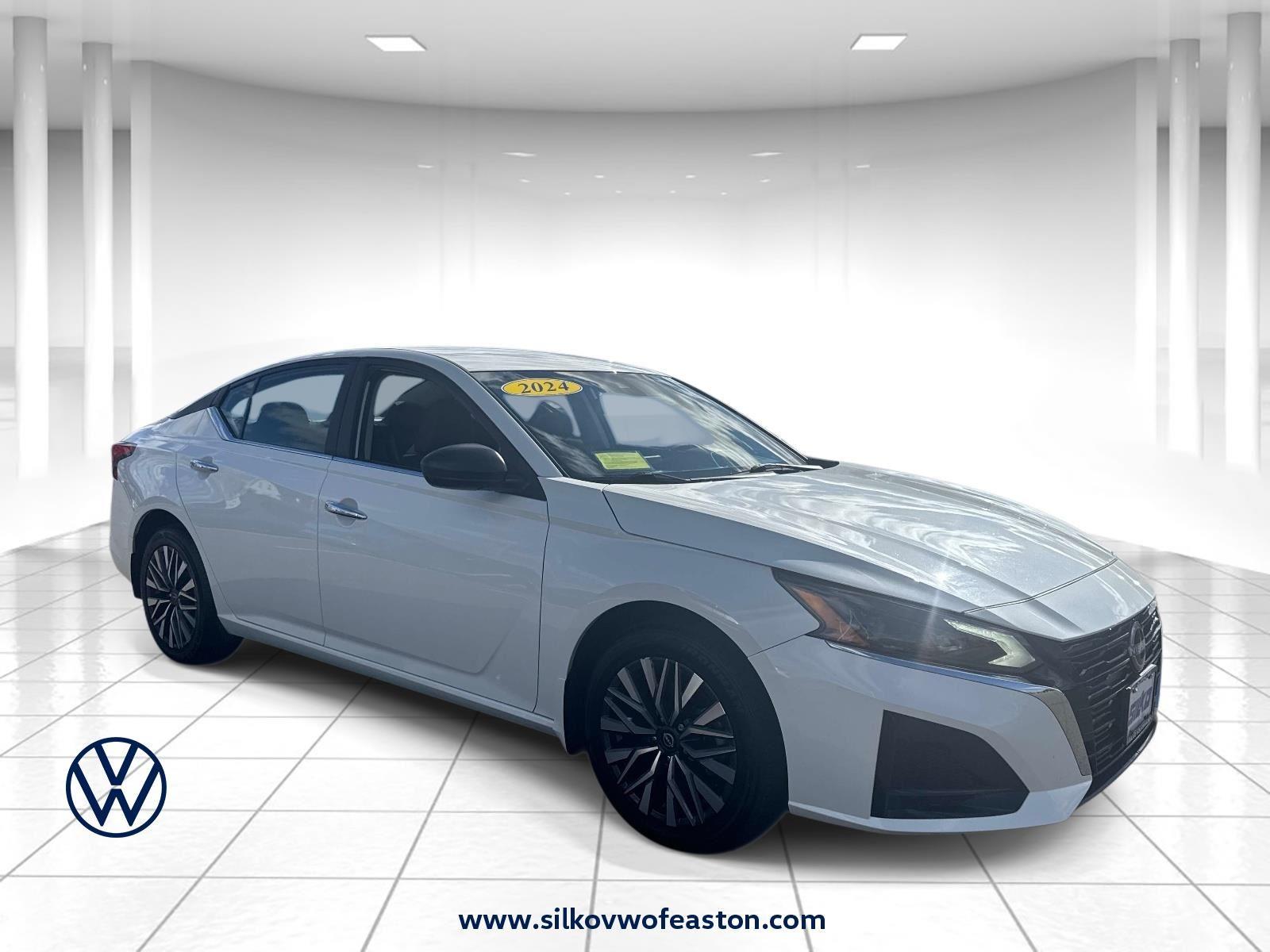 Pearl White Tricoat 2024 Nissan Altima 2.5 SV AWD Sedan All-Wheel Drive Continuously Variable Transmission