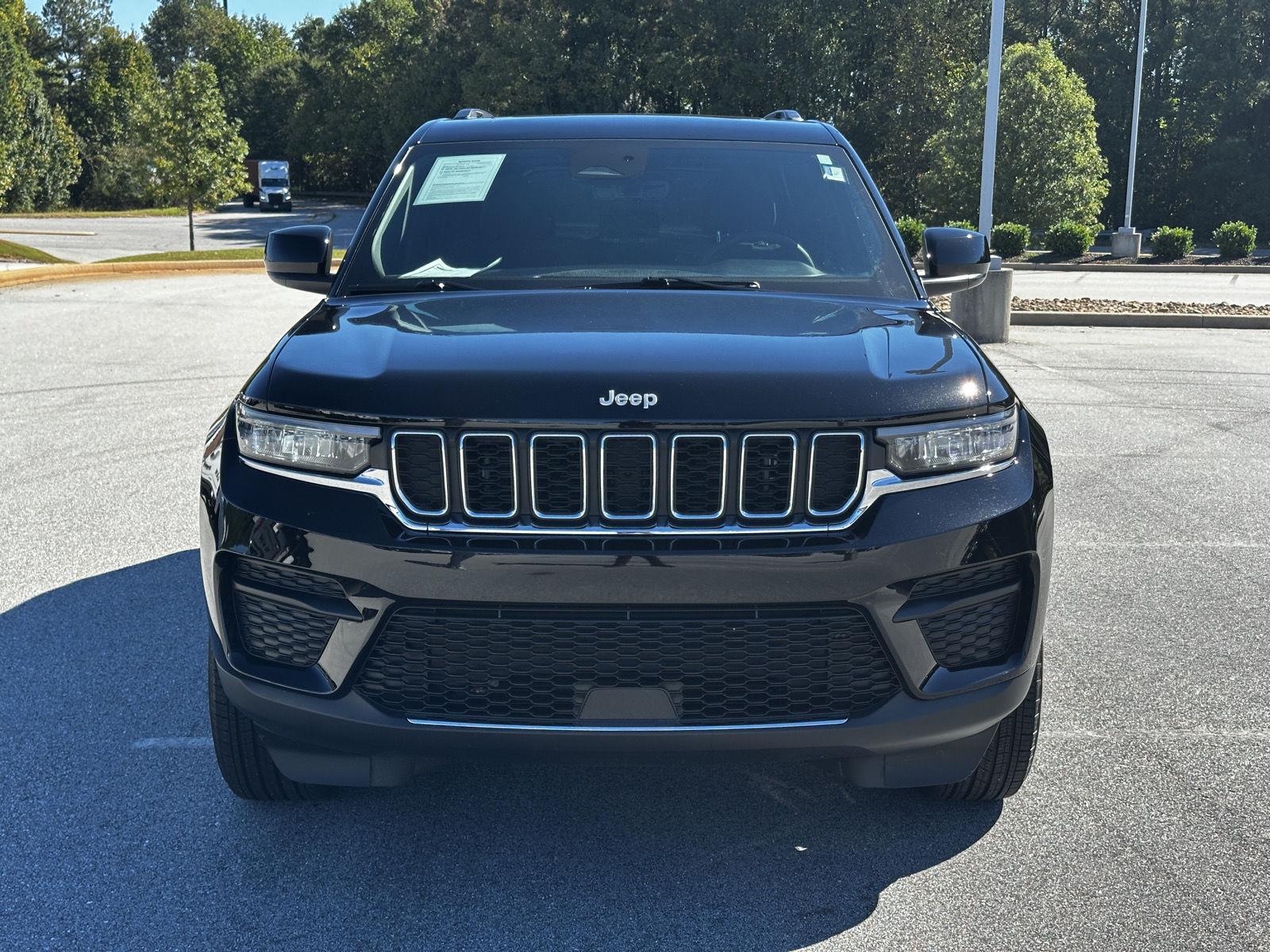 Certified Used 2025 Diamond Black Crystal Pearlcoat Jeep Laredo X image 12