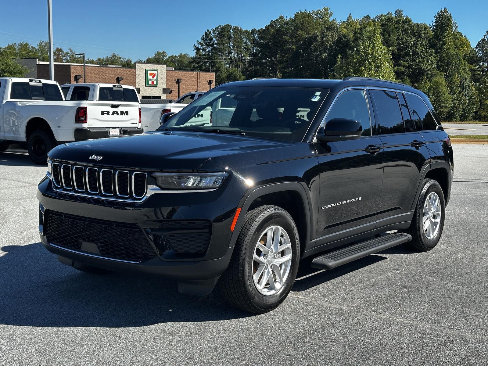 Certified Used 2025 Diamond Black Crystal Pearlcoat Jeep Laredo X image 13
