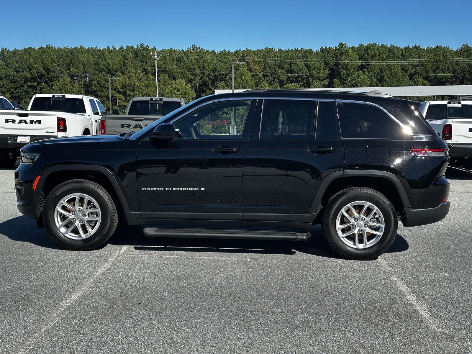 Certified Used 2025 Diamond Black Crystal Pearlcoat Jeep Laredo X image 14