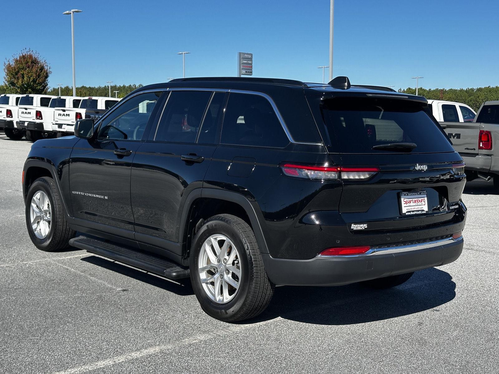 Certified Used 2025 Diamond Black Crystal Pearlcoat Jeep Laredo X image 15