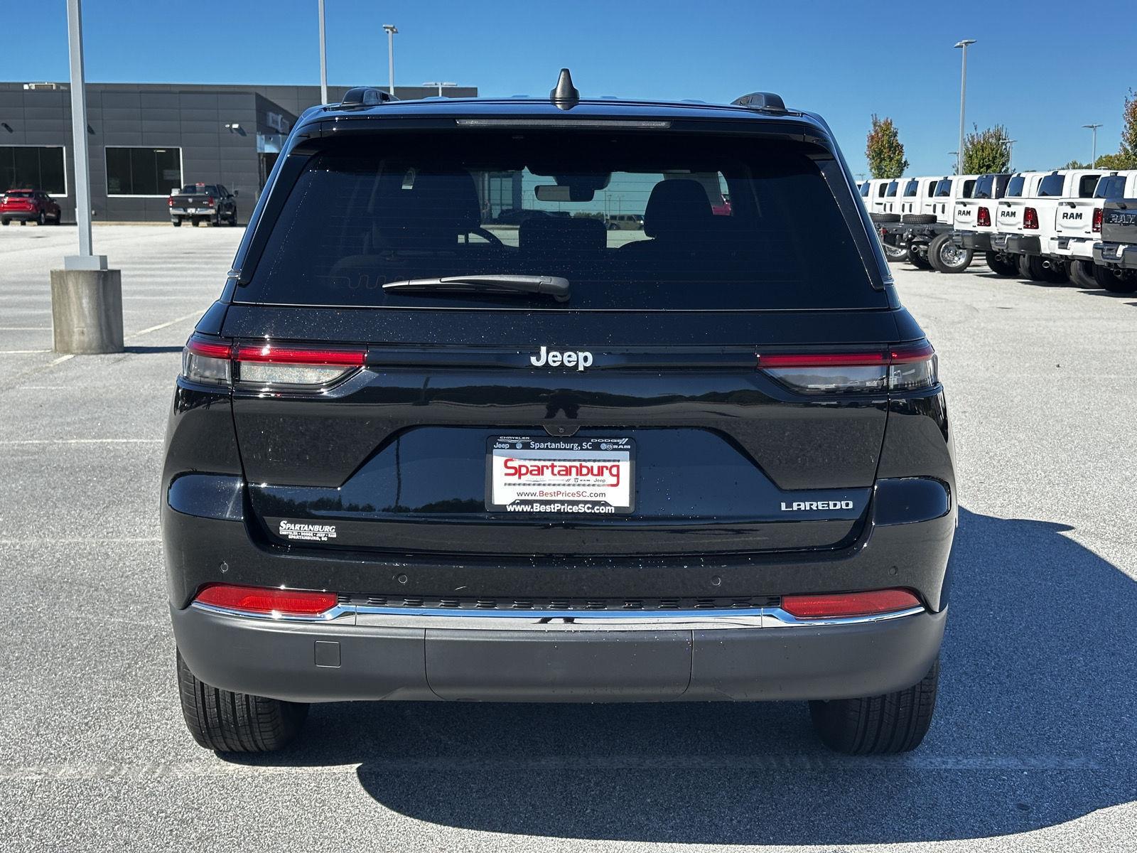 Certified Used 2025 Diamond Black Crystal Pearlcoat Jeep Laredo X image 16