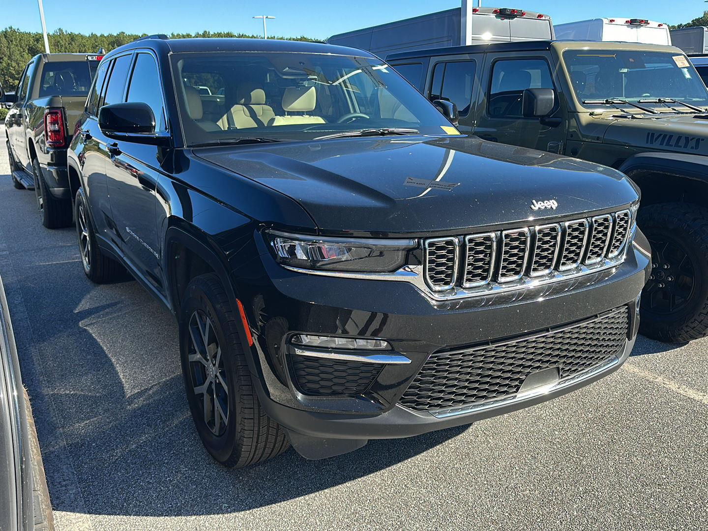 Diamond Black Crystal Pearlcoat 2025 Jeep Grand Cherokee SUV / Crossover 4X2 8-Speed Automatic