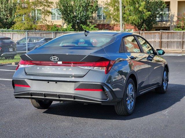 2024 Hyundai Elantra SEL 3