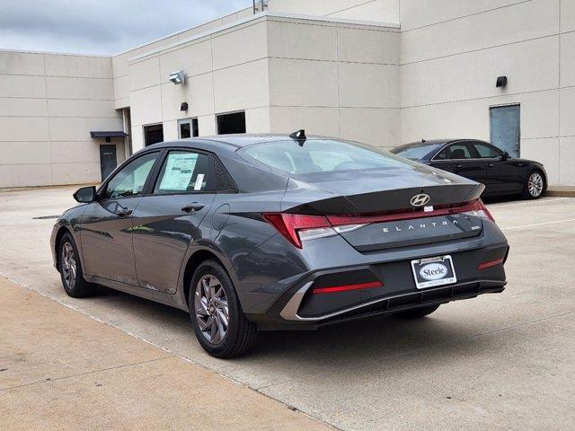 2024 Hyundai Elantra Hybrid Blue 4