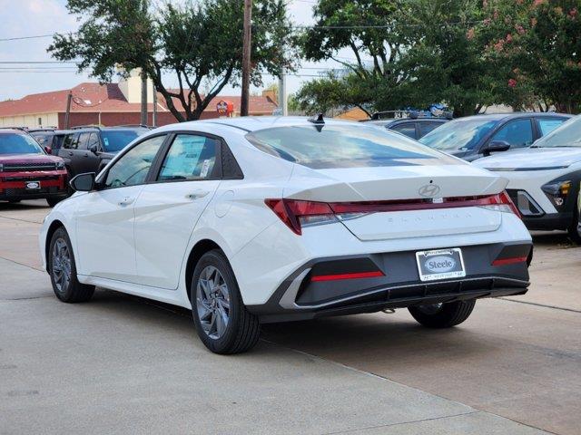 2024 Hyundai Elantra SEL 3