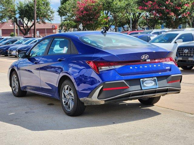 2024 Hyundai Elantra Hybrid Blue 4