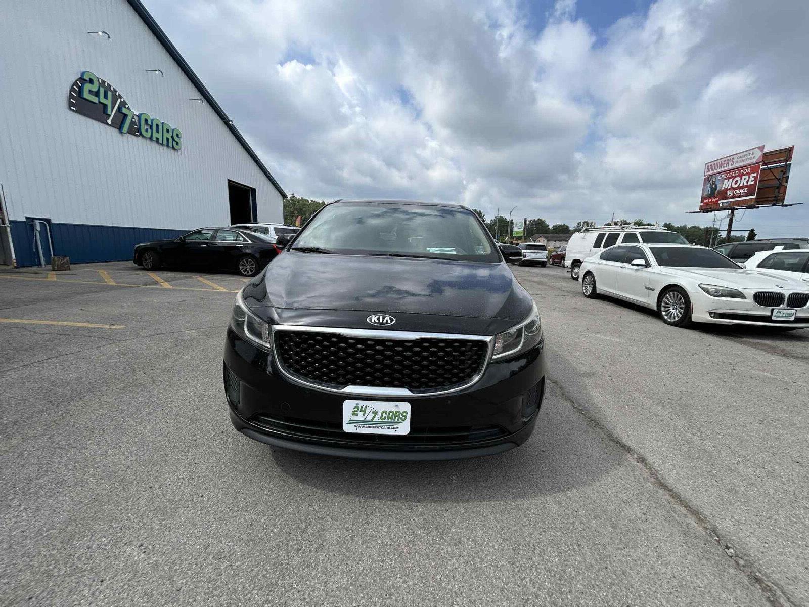 2017 Kia Sedona LX's photo