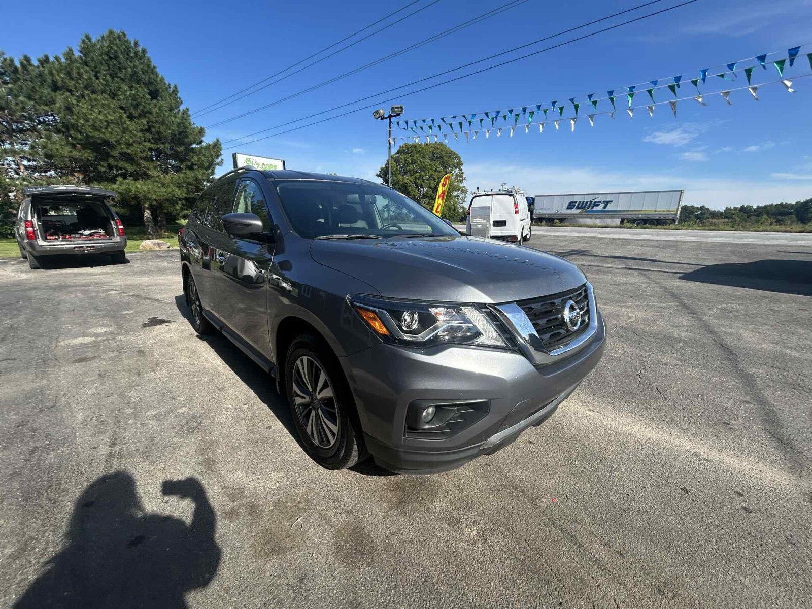 2020 Nissan Pathfinder SL's photo