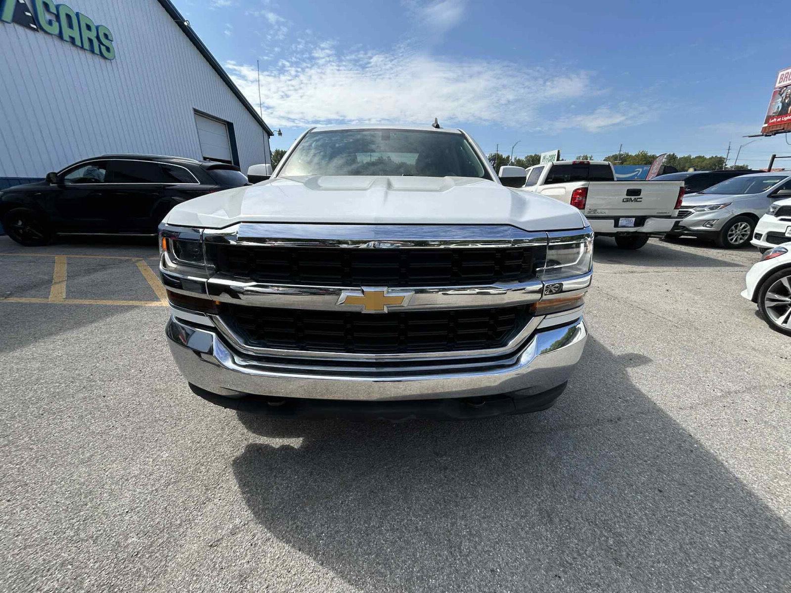 2017 Chevrolet Silverado 1500 LT photo 2
