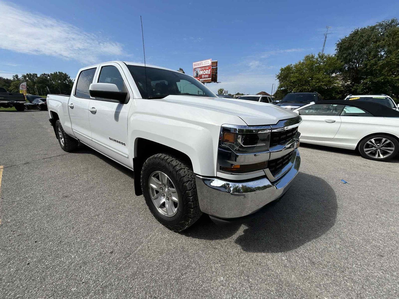 2017 Chevrolet Silverado 1500 LT photo 4