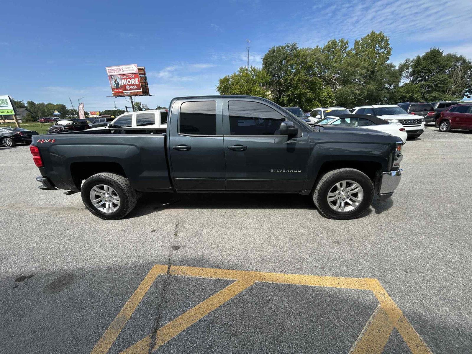 2018 Chevrolet Silverado 1500 LT photo 2
