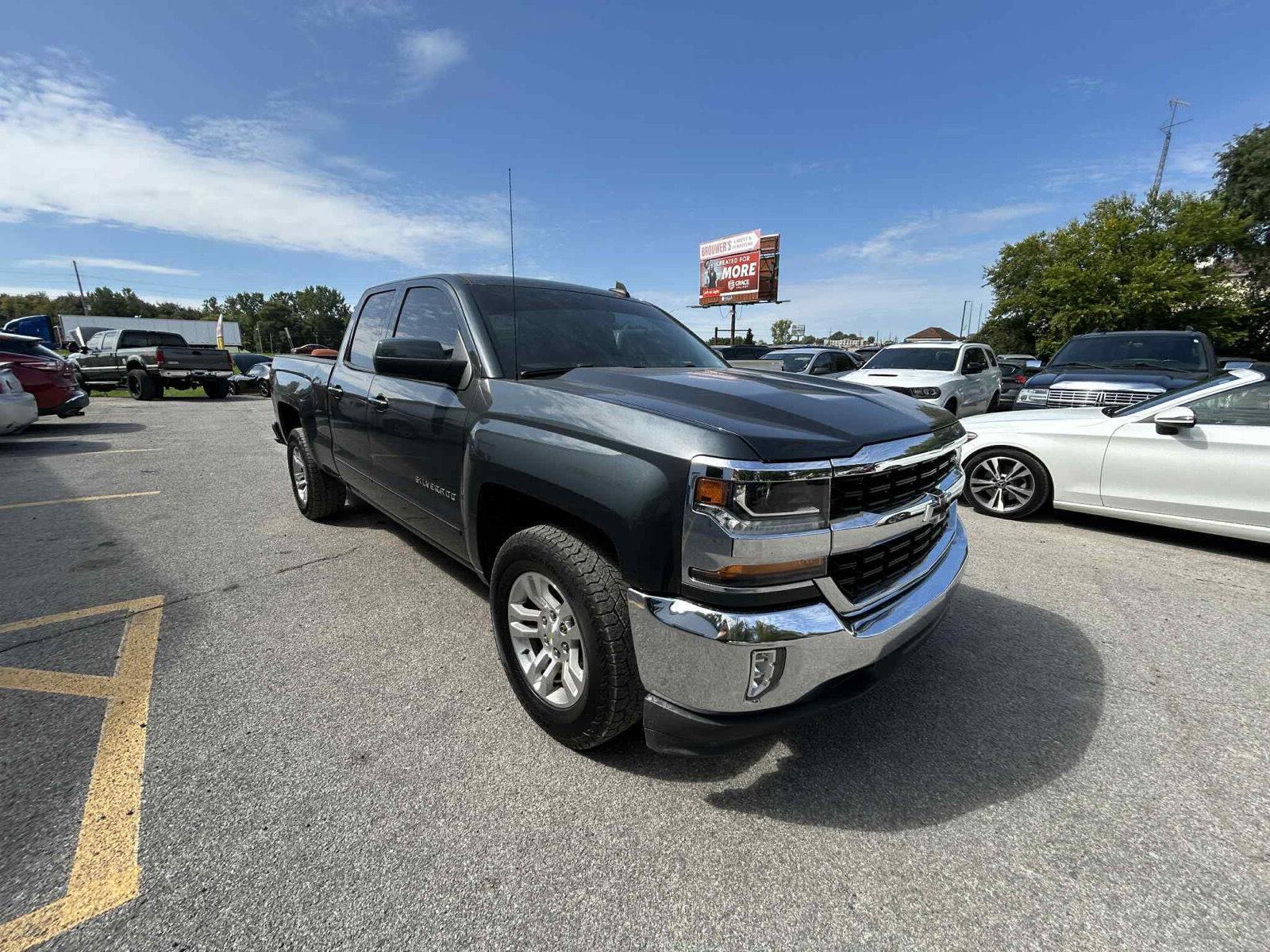 2018 Chevrolet Silverado 1500 LT photo 3