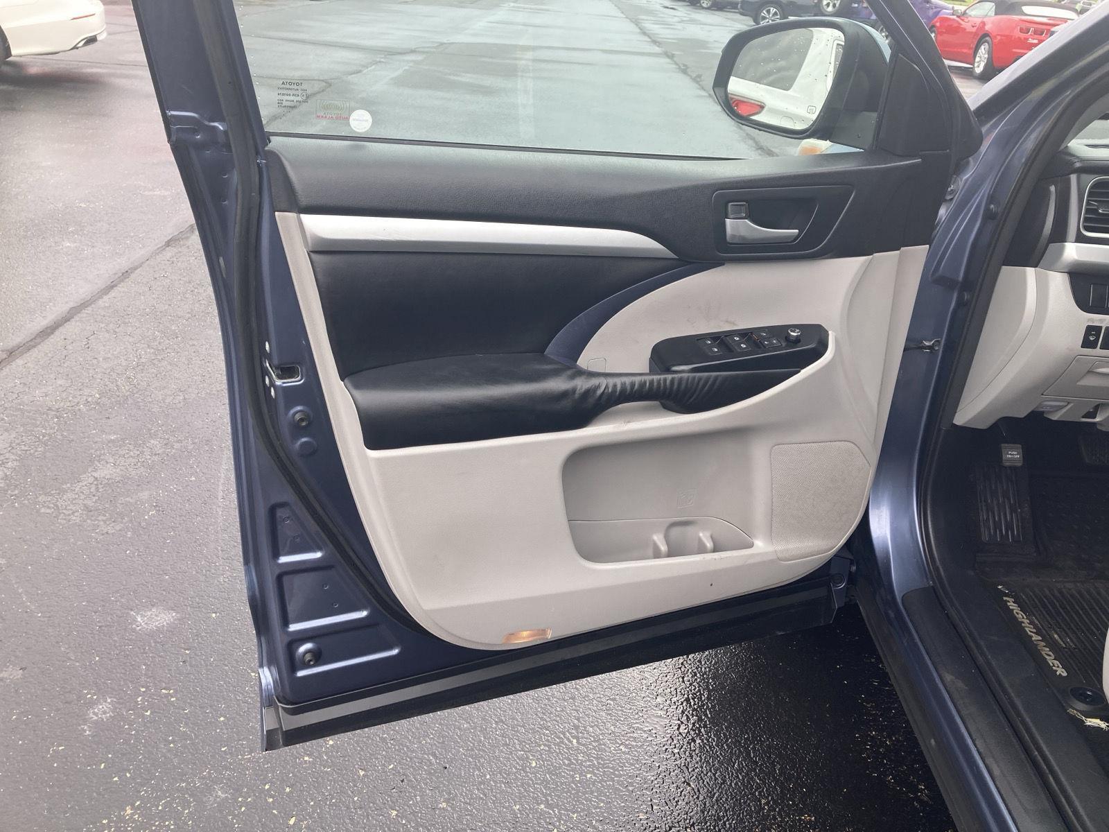 2016 Toyota Highlander Base Hybrid photo 9