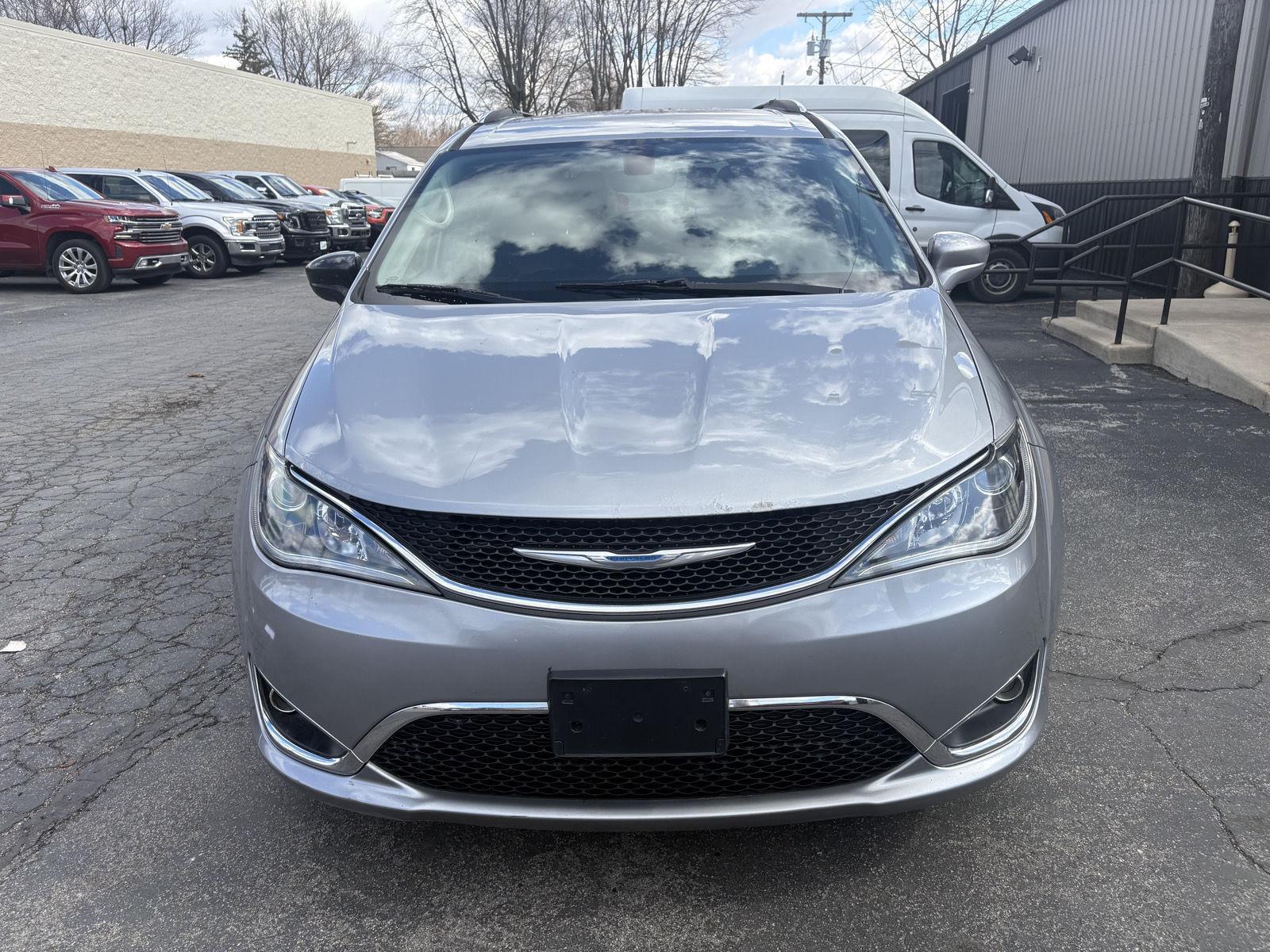 2018 Chrysler Pacifica Touring L's photo