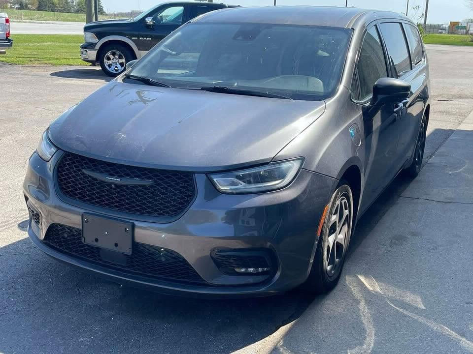 2022 Chrysler Pacifica Hybrid Touring L Hybrid's photo