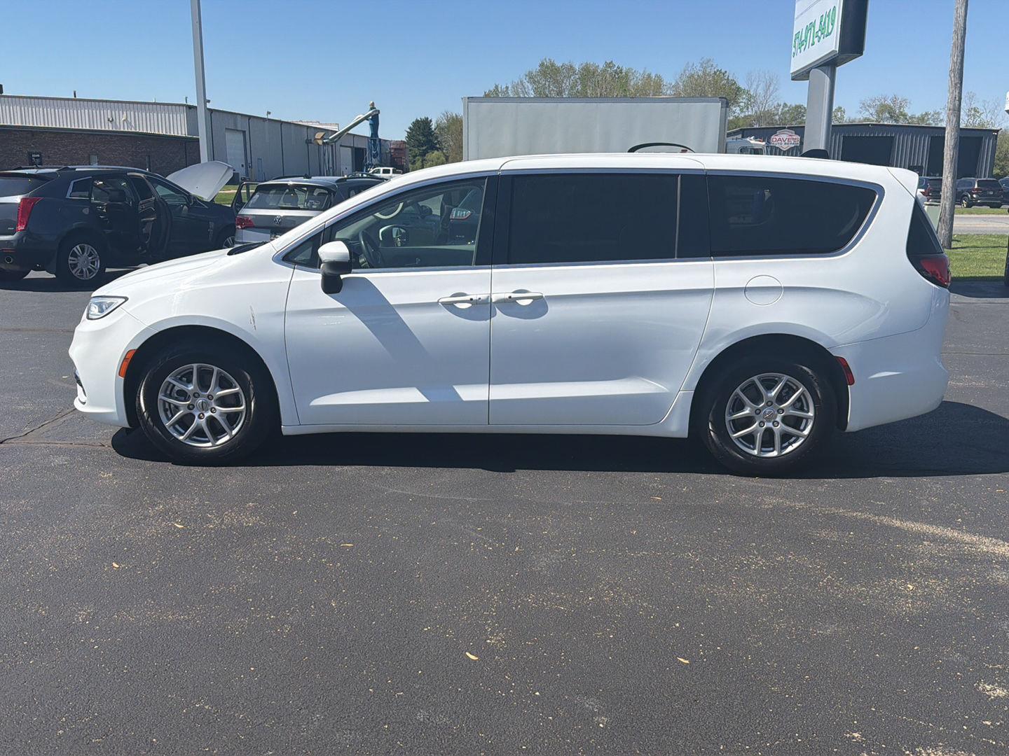2023 Chrysler Pacifica Touring L's photo