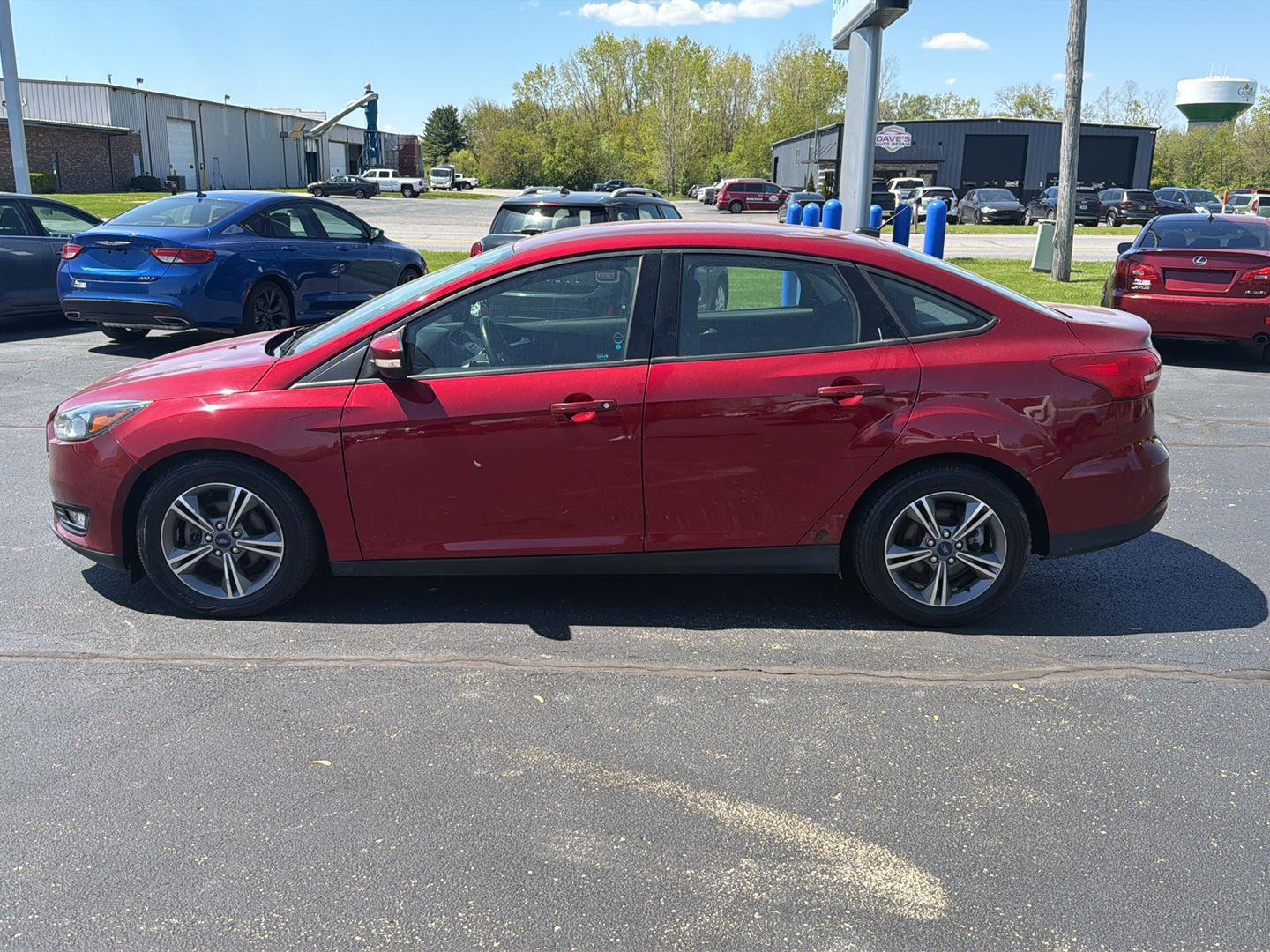 2017 Ford Focus SE Sedan's photo