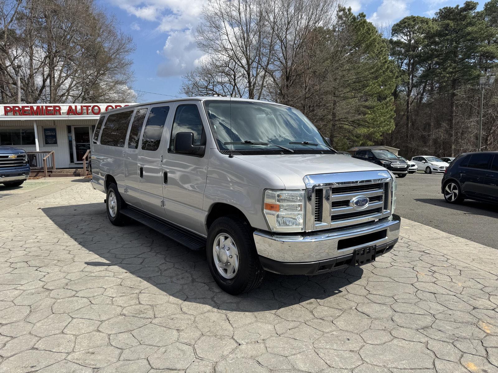 2010 Ford E-Series E-350 XLT Super Duty Extended Passenger Van