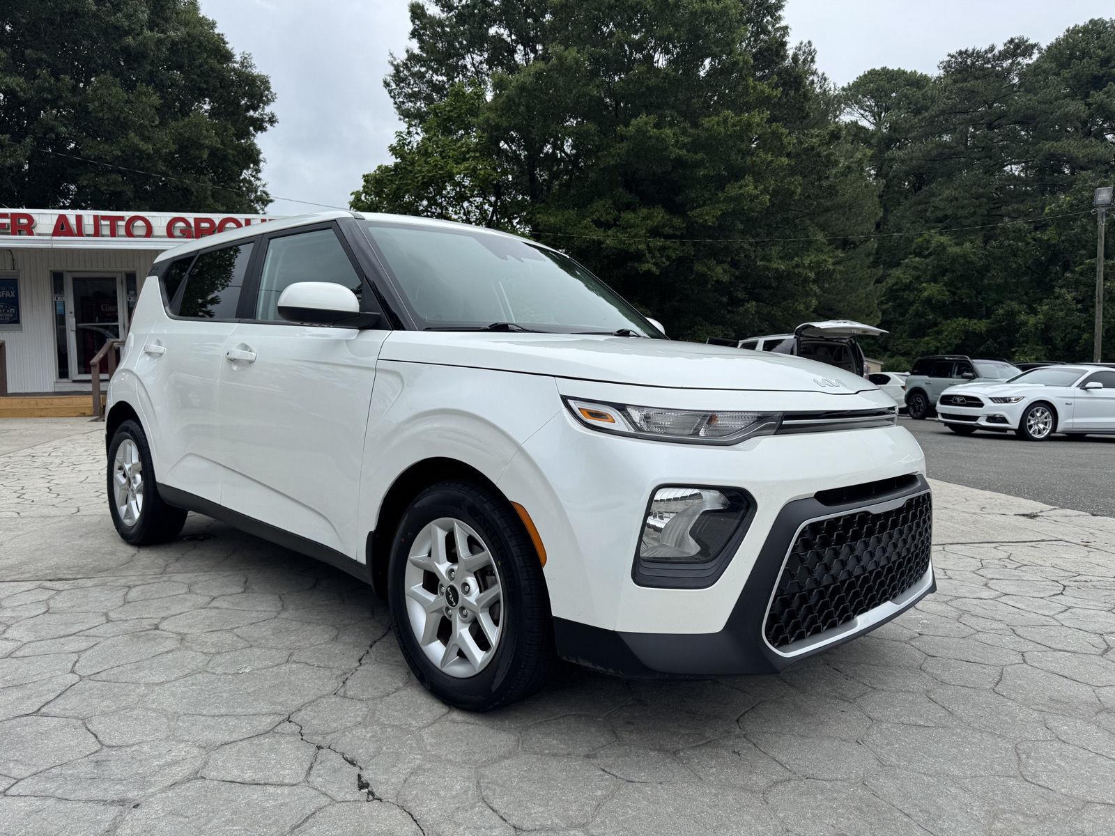 Snow White Pearl 2022 Kia Soul SUV / Crossover Front-Wheel Drive Continuously Variable Transmission