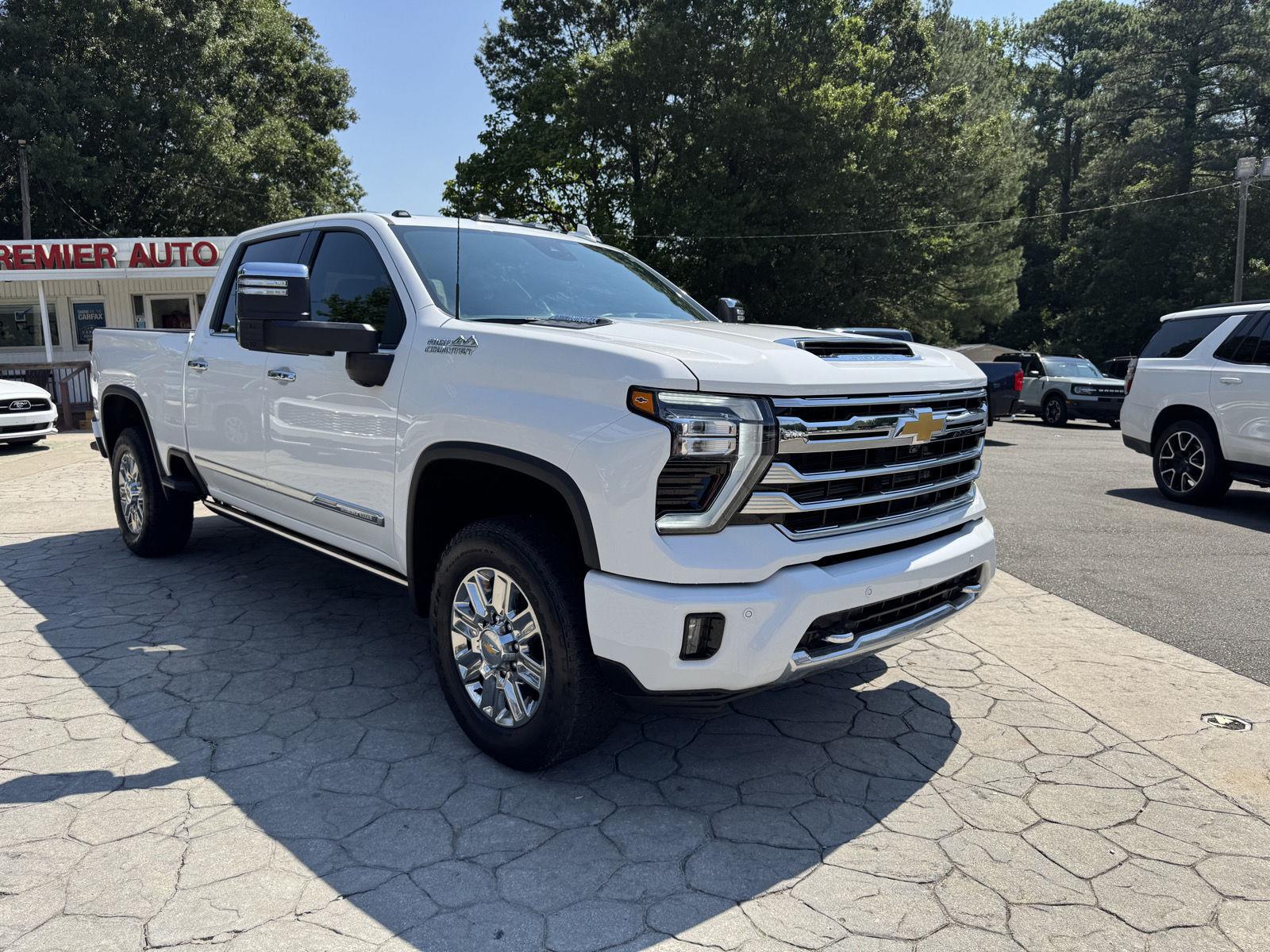 Summit White 2026 Chevrolet Silverado 2500HD Pickup Truck Four-Wheel Drive Automatic