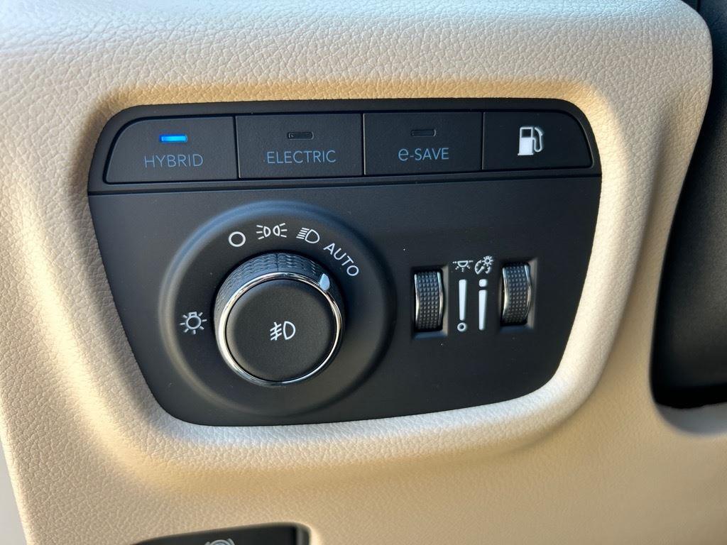 Used 2024 Rocky Mountain Pearlcoat Jeep  image 8