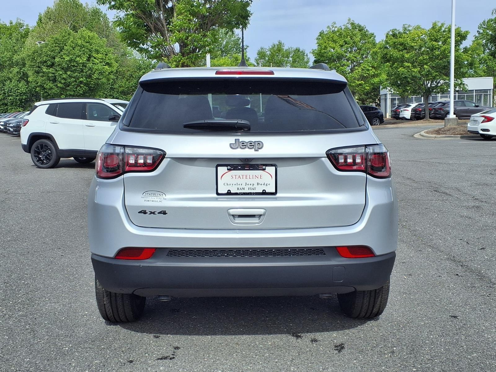 New 2026 Silver Zynith Metallic Clearcoat Jeep Latitude Altitude image 8