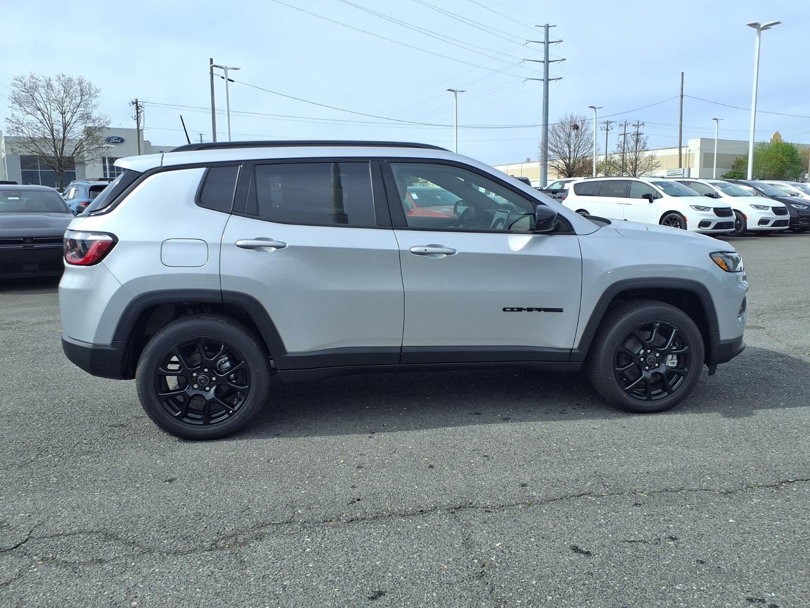 New 2026 Silver Zynith Metallic Clearcoat Jeep Latitude Altitude image 9