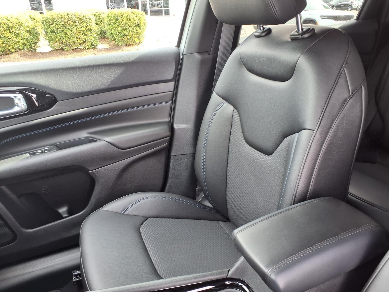 New 2026 Silver Zynith Metallic Clearcoat Jeep Latitude Altitude image 19