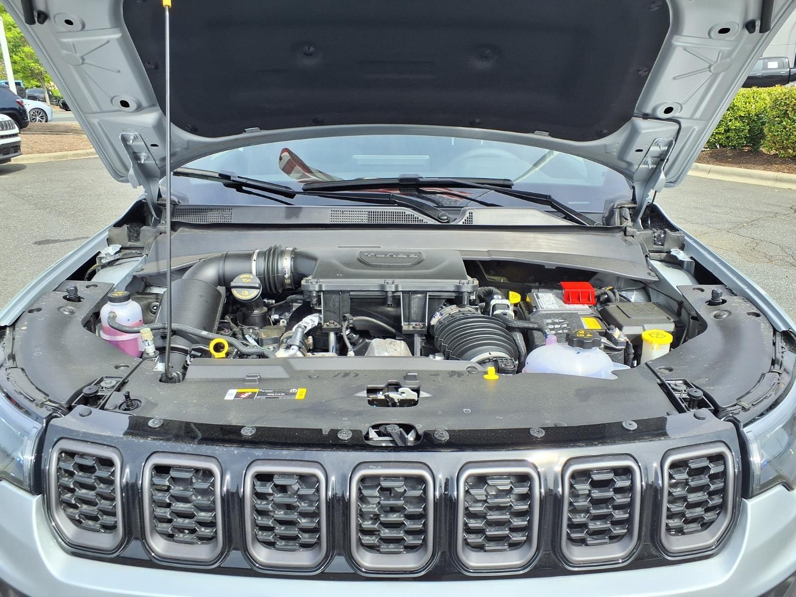 New 2026 Silver Zynith Metallic Clearcoat Jeep Latitude Altitude image 29