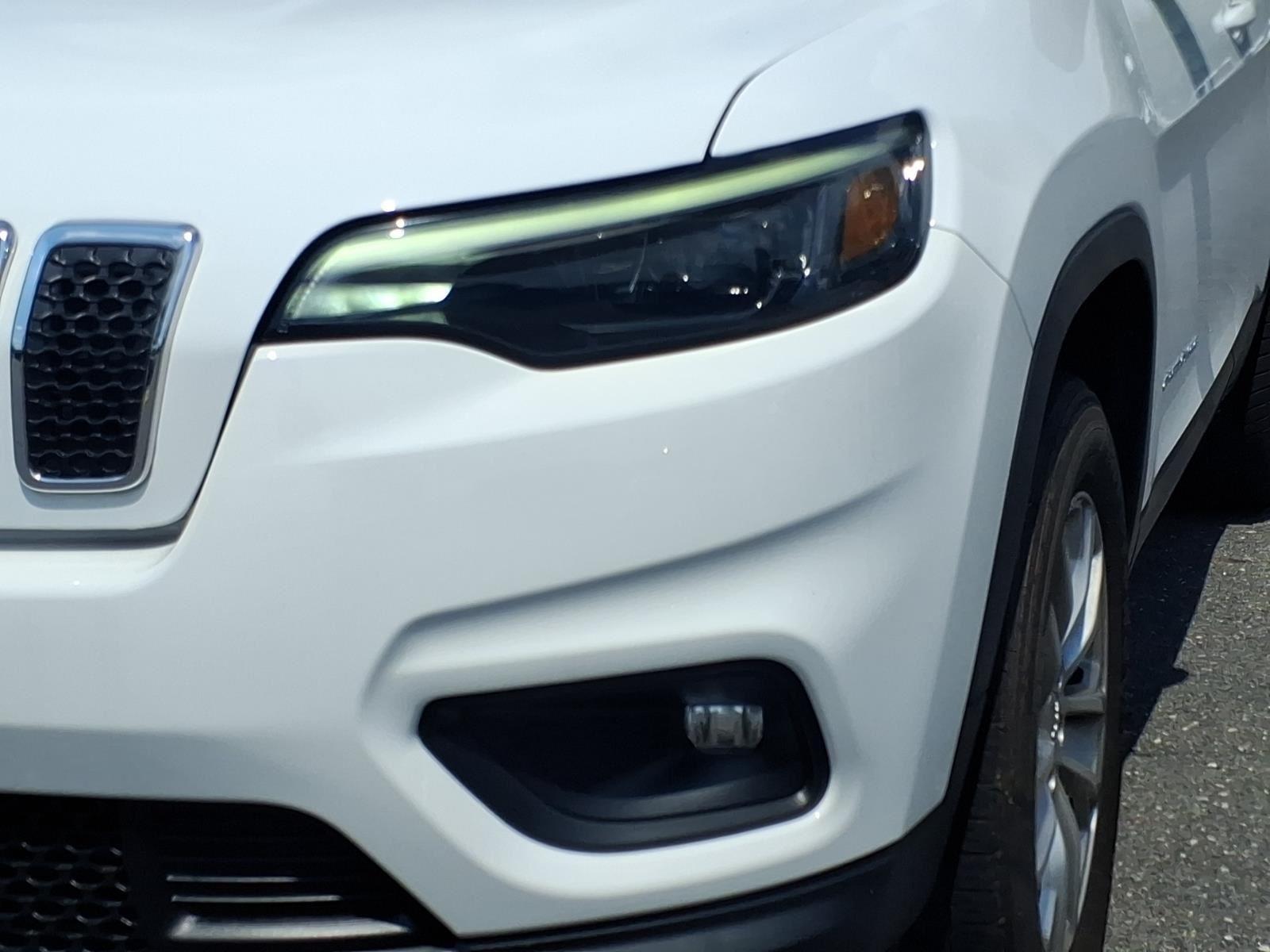 Used 2022 Bright White Clearcoat Jeep Latitude Lux image 14