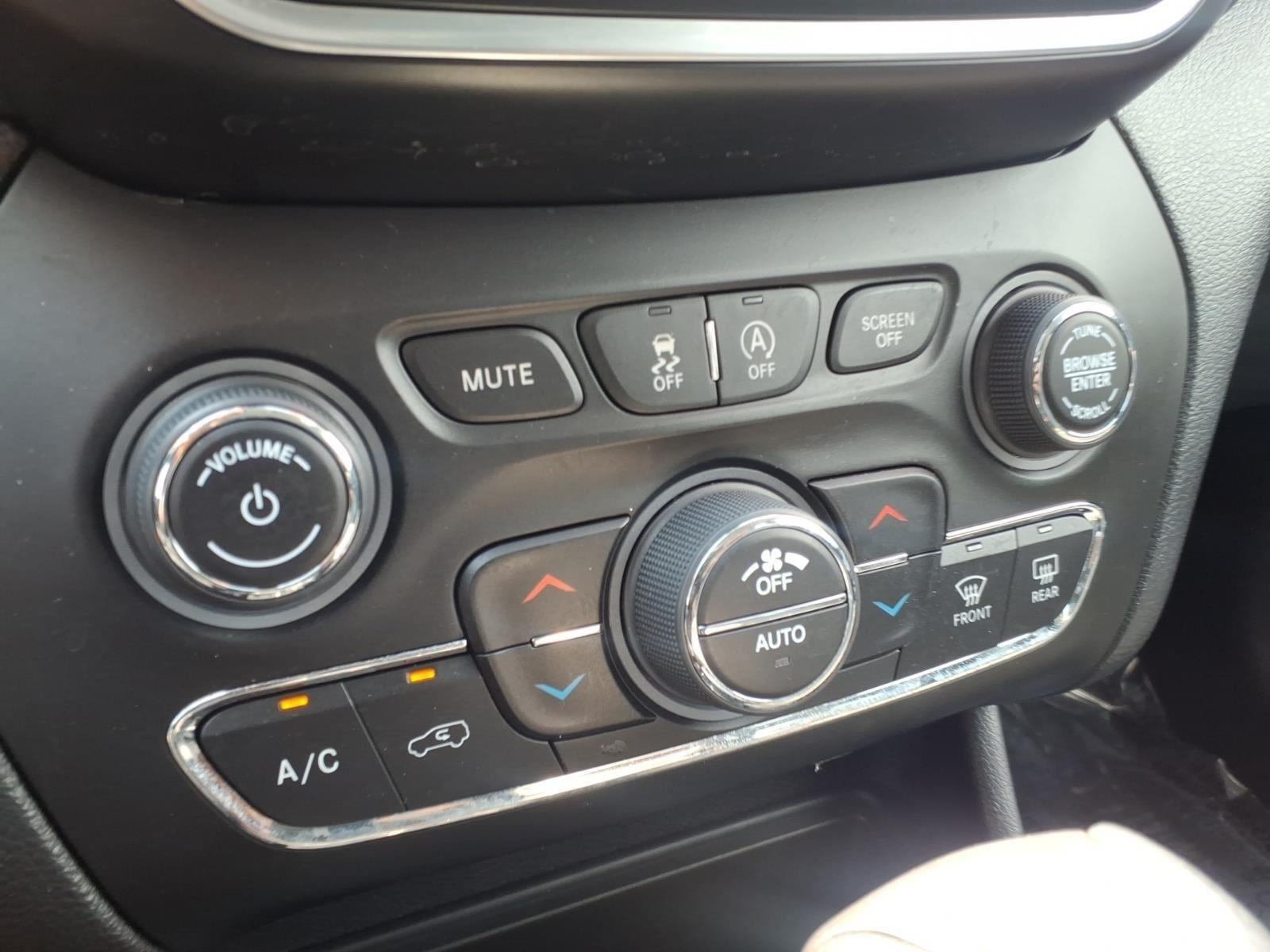 Used 2022 Bright White Clearcoat Jeep Latitude Lux image 24