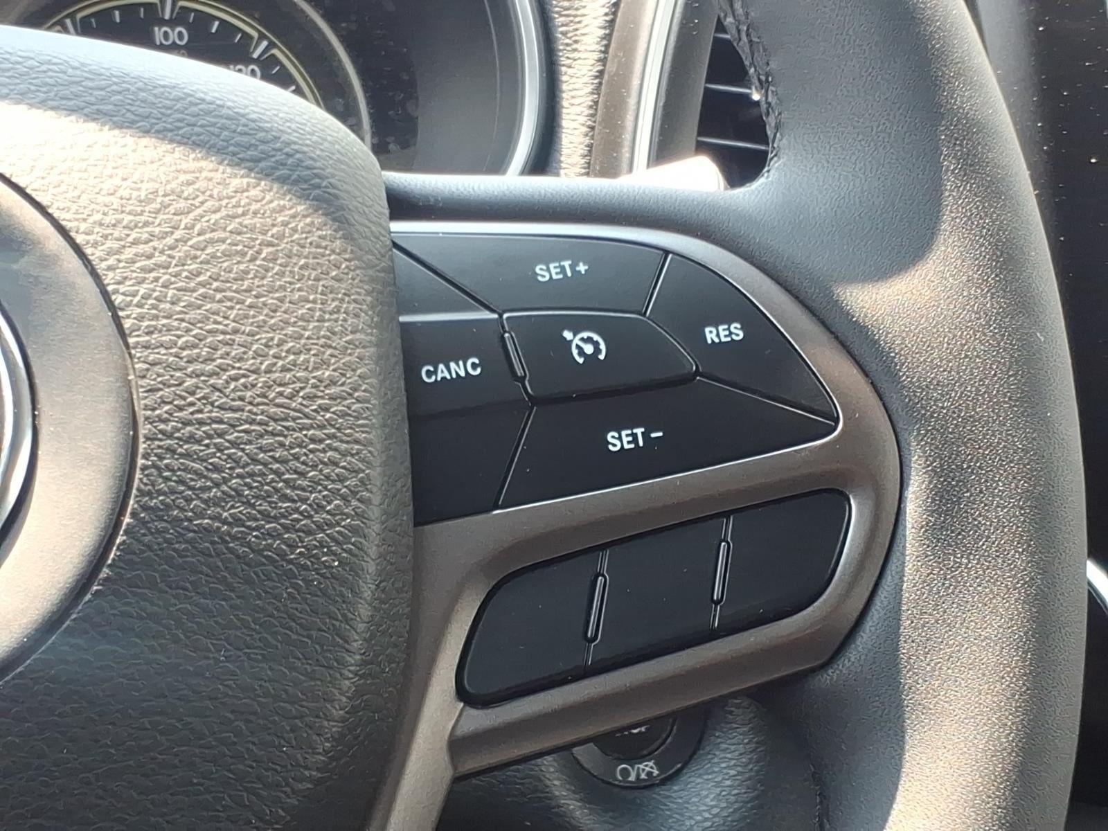Used 2022 Bright White Clearcoat Jeep Latitude Lux image 27
