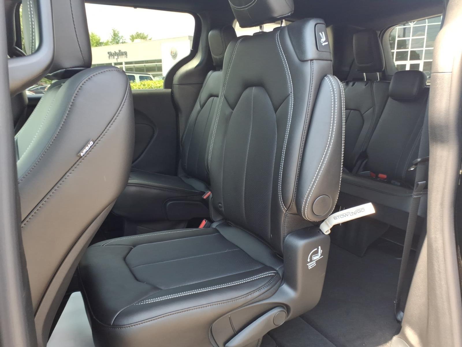New 2027 Diamond Black Crystal Pearlcoat Chrysler Select image 18