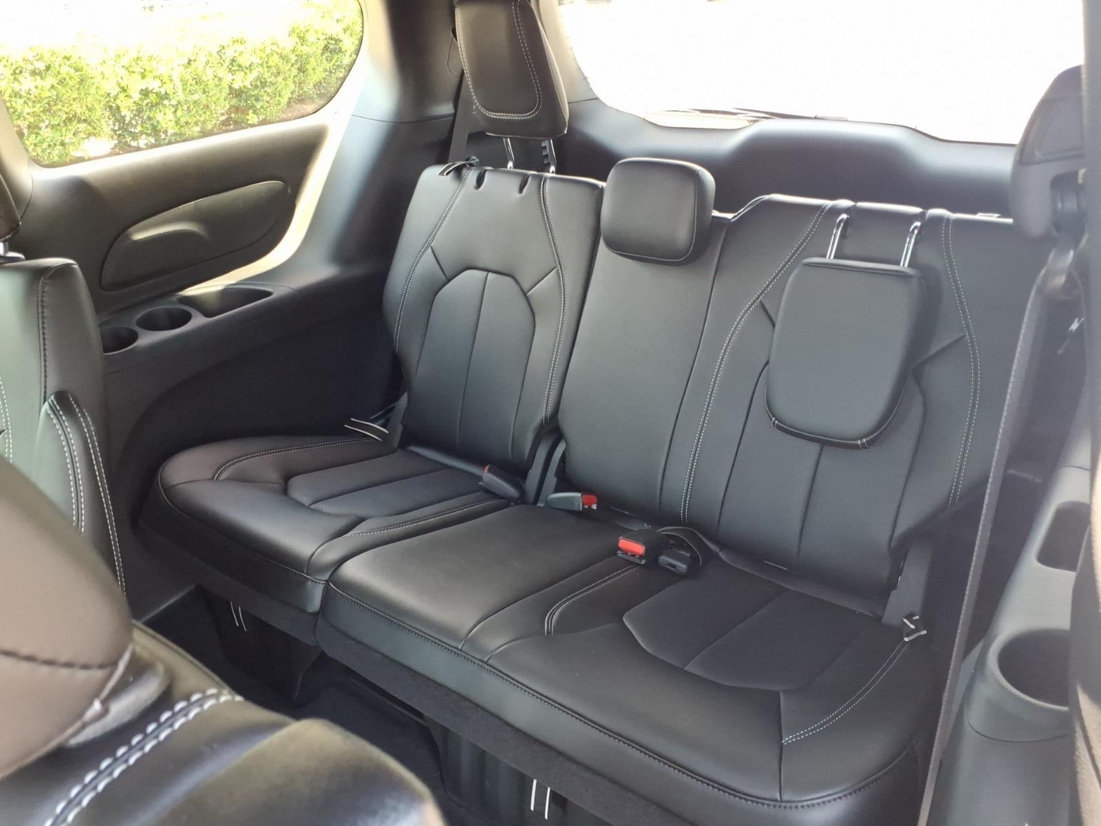 New 2027 Diamond Black Crystal Pearlcoat Chrysler Select image 19