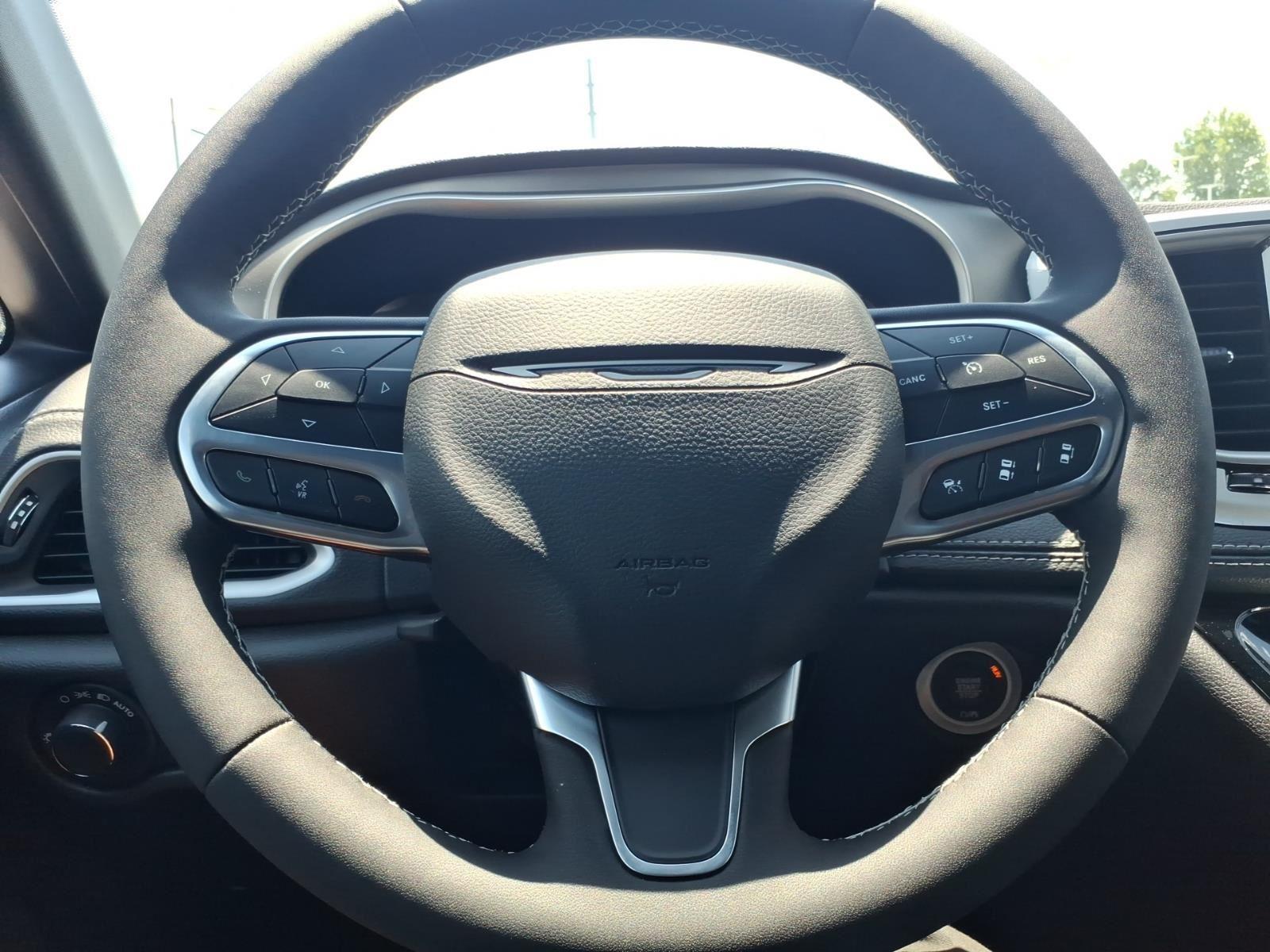 New 2027 Diamond Black Crystal Pearlcoat Chrysler Select image 24
