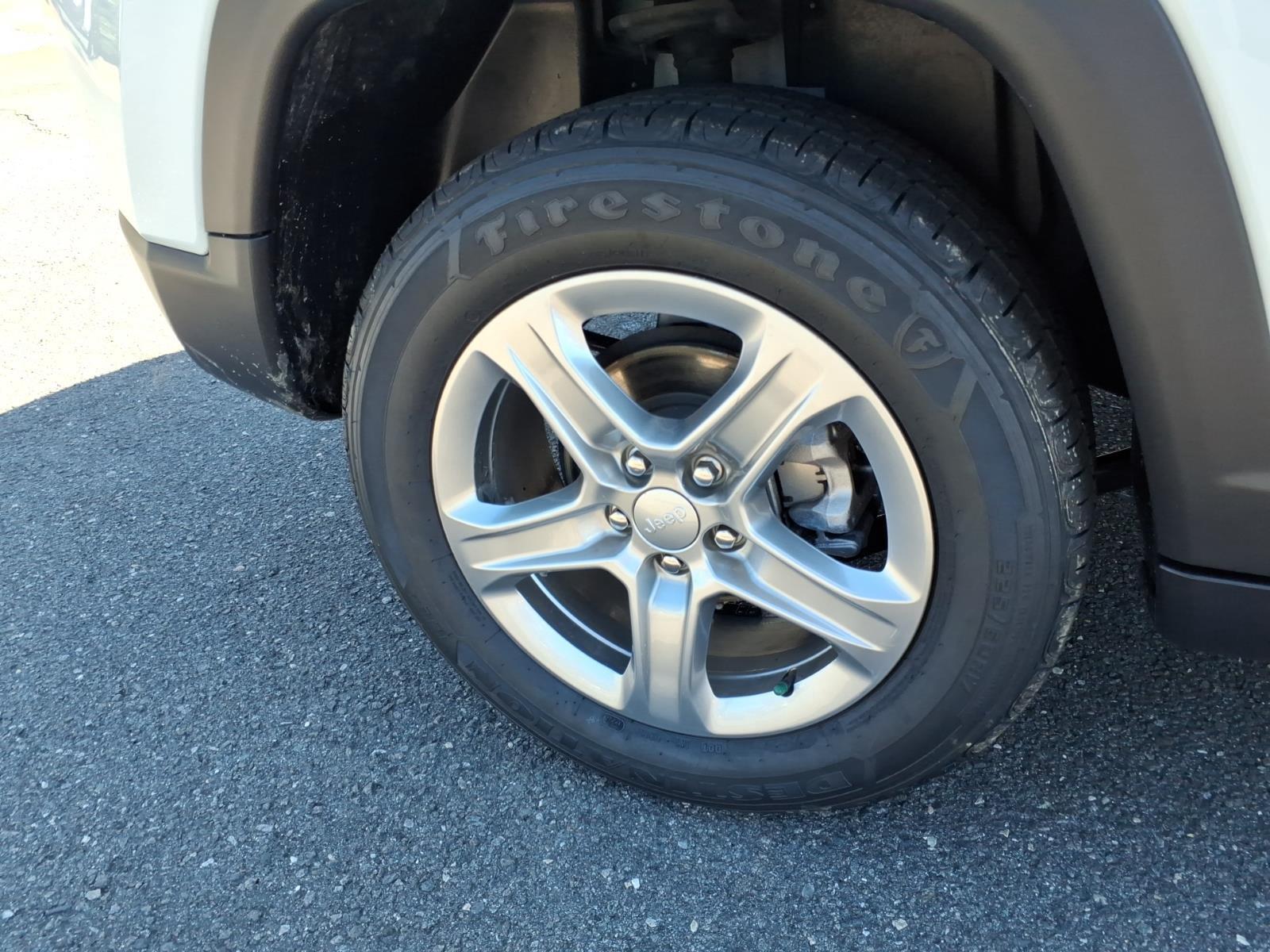 Used 2024 Bright White Clearcoat Jeep Latitude image 10