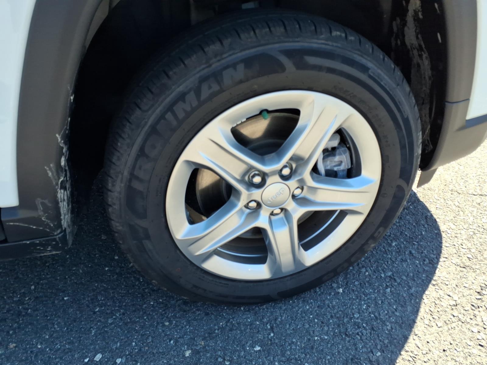 Used 2024 Bright White Clearcoat Jeep Latitude image 11