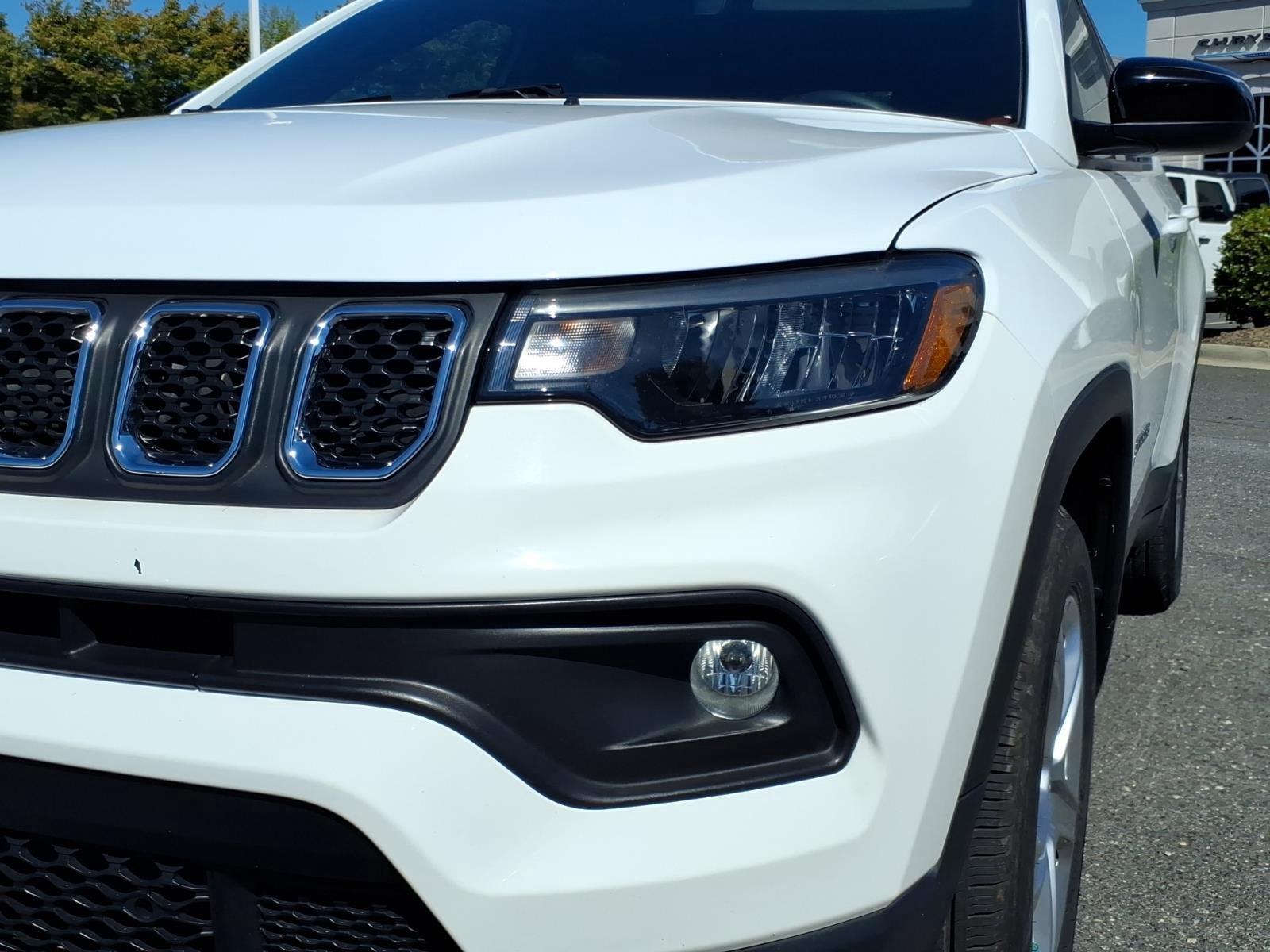 Used 2024 Bright White Clearcoat Jeep Latitude image 14